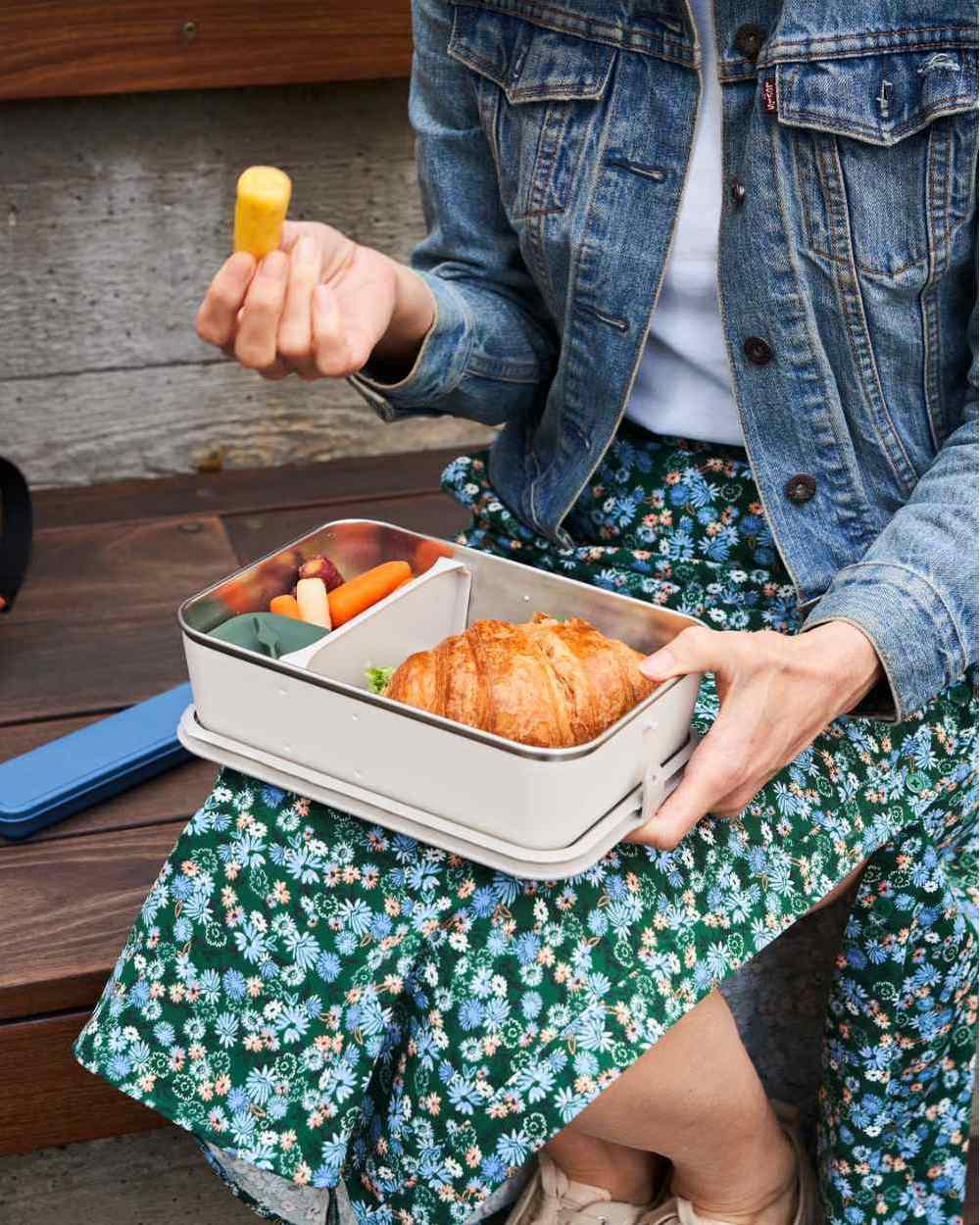 Tofu Coloured Klean Kanteen Rise 1626ml Meal Box On A Bench Background #colour_tofu