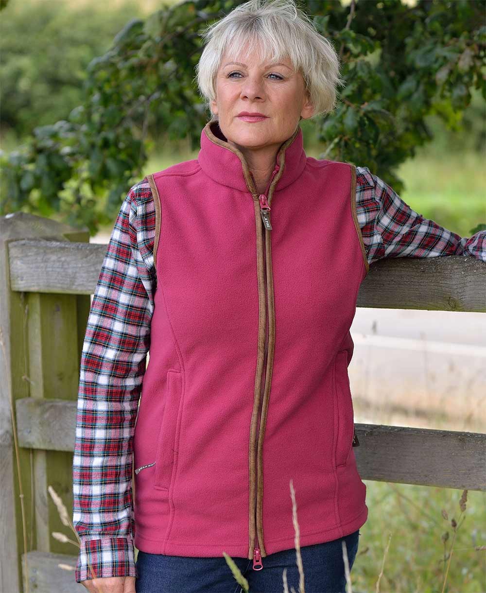 Roselle coloured Jack Pyke Ladies Countryman Fleece Gilet on fences background #colour_roselle