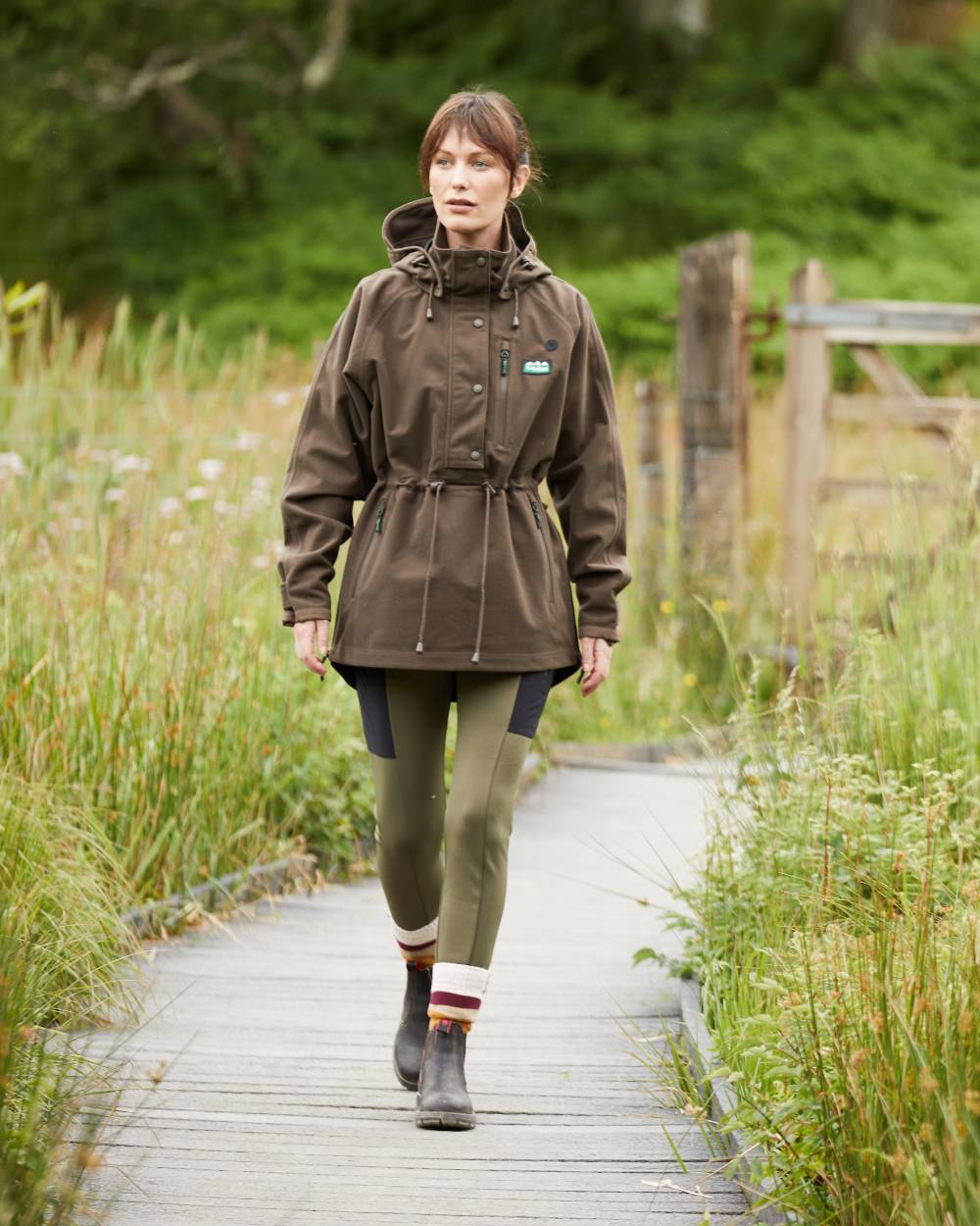 Bark Coloured Ridgeline Ladies Monsoon II Waterproof Smock On A Field Background #colour_bark