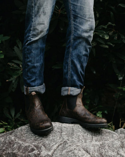 Antique brown coloured Blundstone 1609 Antique Brown Boots on blurry background #colour_antique-brown