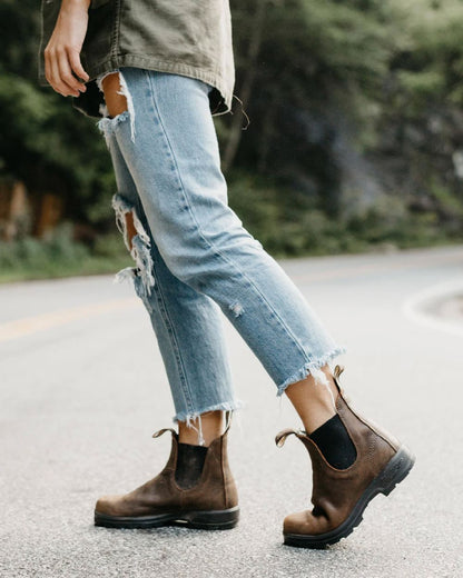 Antique brown coloured Blundstone 1609 Antique Brown Boots on street background #colour_antique-brown
