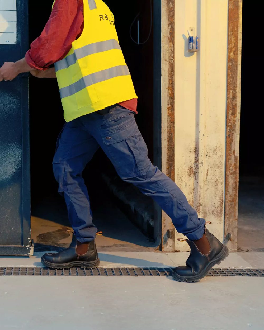 Brown coloured Blundstone 192 Safety Boots on street background #colour_brown