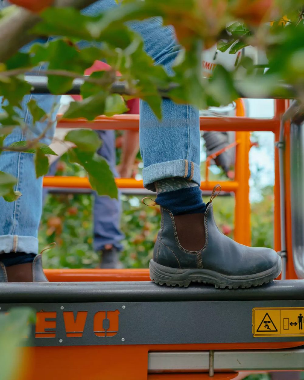 Brown coloured Blundstone 192 Safety Boots on vehicle background #colour_brown