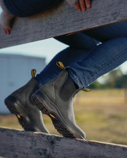 Rustic Black Coloured Blundstone 2055 Rustic Black Chelsea Boots on outdoor background #colour_rustic-black