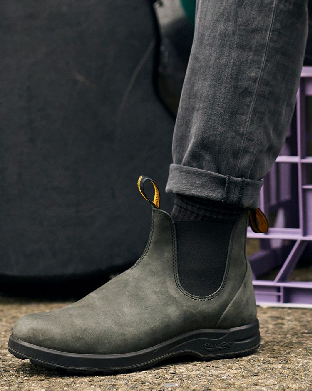 Rustic Black Coloured Blundstone 2055 Rustic Black Chelsea Boots on outdoor background #colour_rustic-black