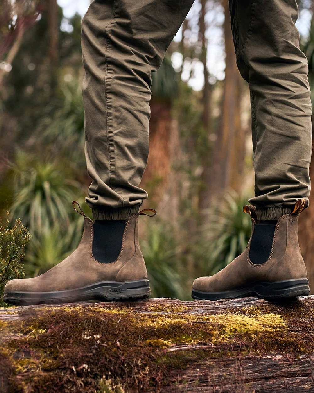 Rustic Brown Coloured Blundstone 2056 Rustic Brown Chelsea Boots on  outdoor background #colour_rustic-brown