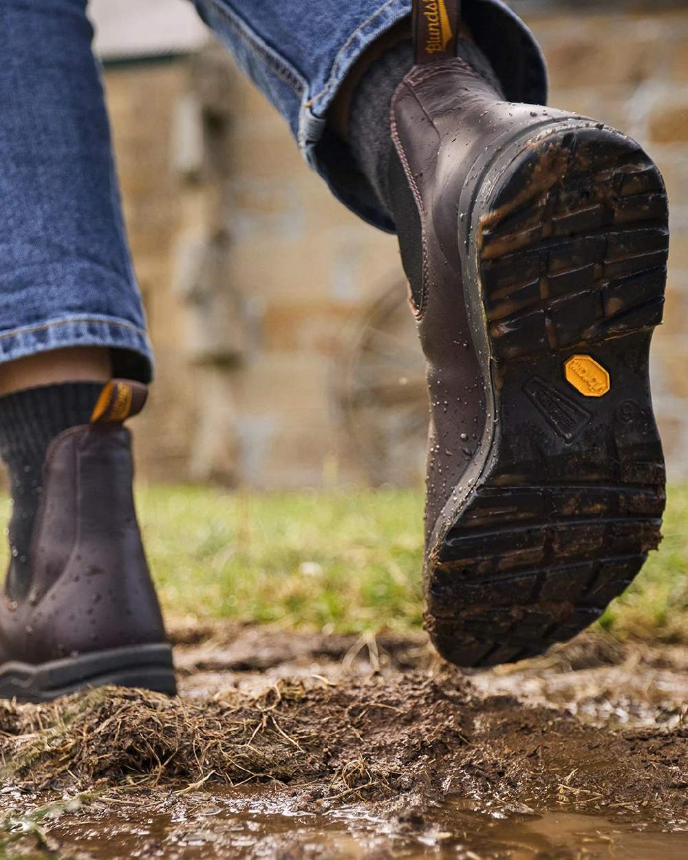 Cocoa Brown Coloured Blundstone 2057 Cocoa Brown Chelsea Boots on  outdoor background #colour_cocoa-brown