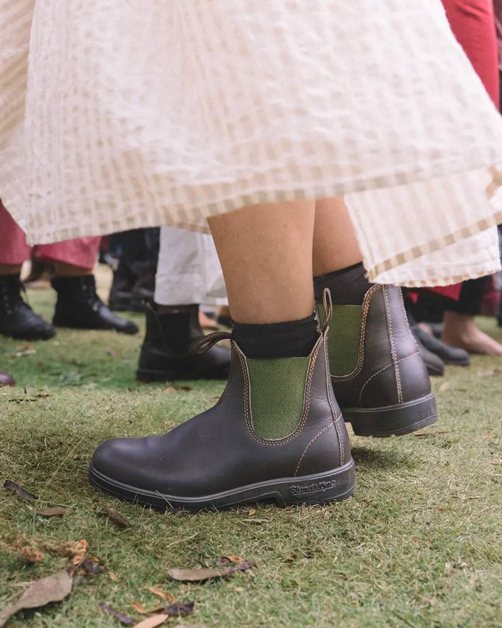Stout Brown olive coloured Blundstone 519 Stout Brown Chelsea Boots on lawn background #colour_stout-brown-olive