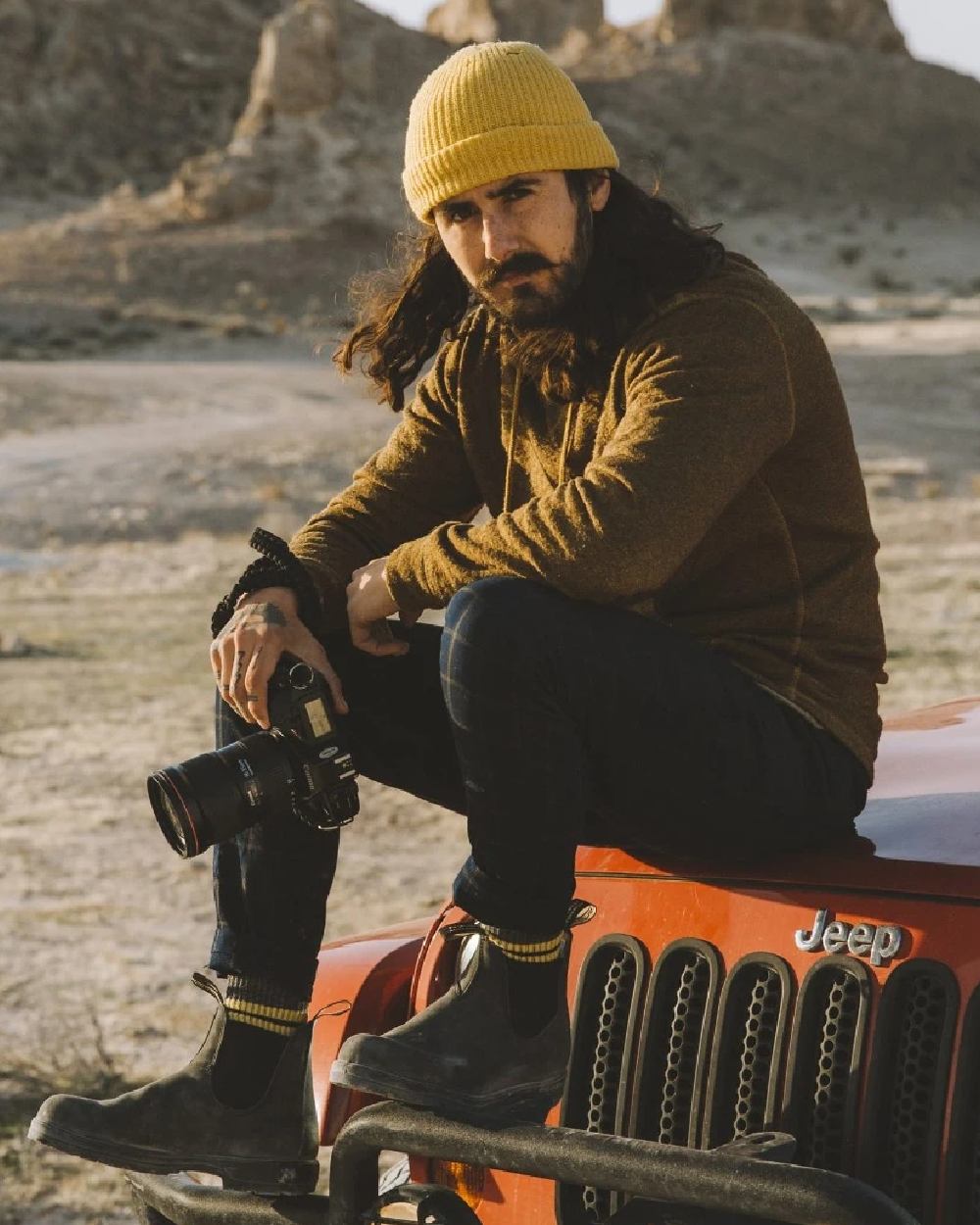 Black coloured Blundstone 566 Thermal Leather Chelsea Boots on sand background #colour_black