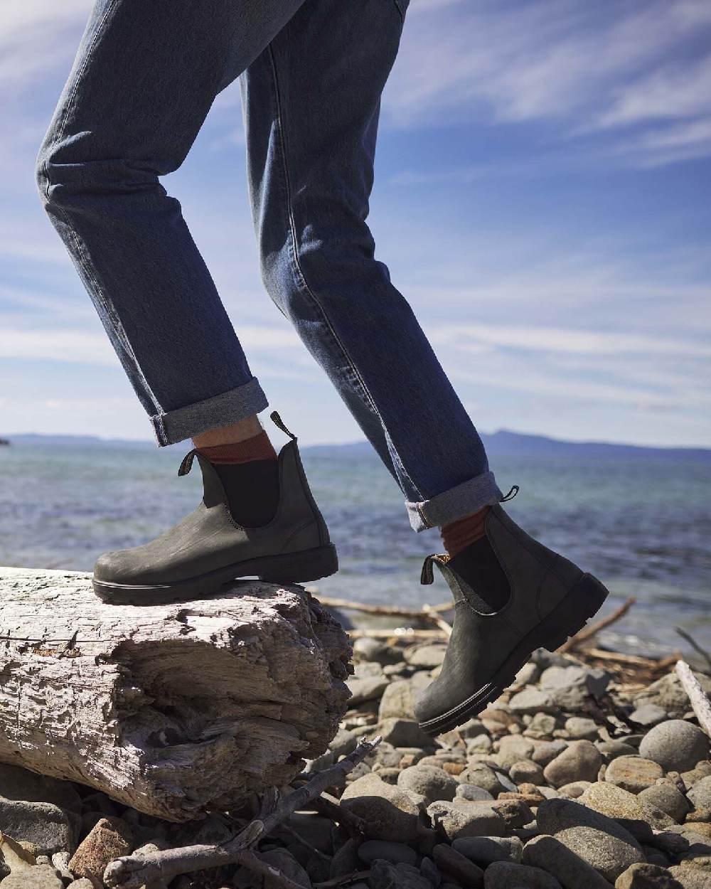 Rustic Black coloured Blundstone 587 Rustic Black Leather Boots on sea background #colour_rustic-black