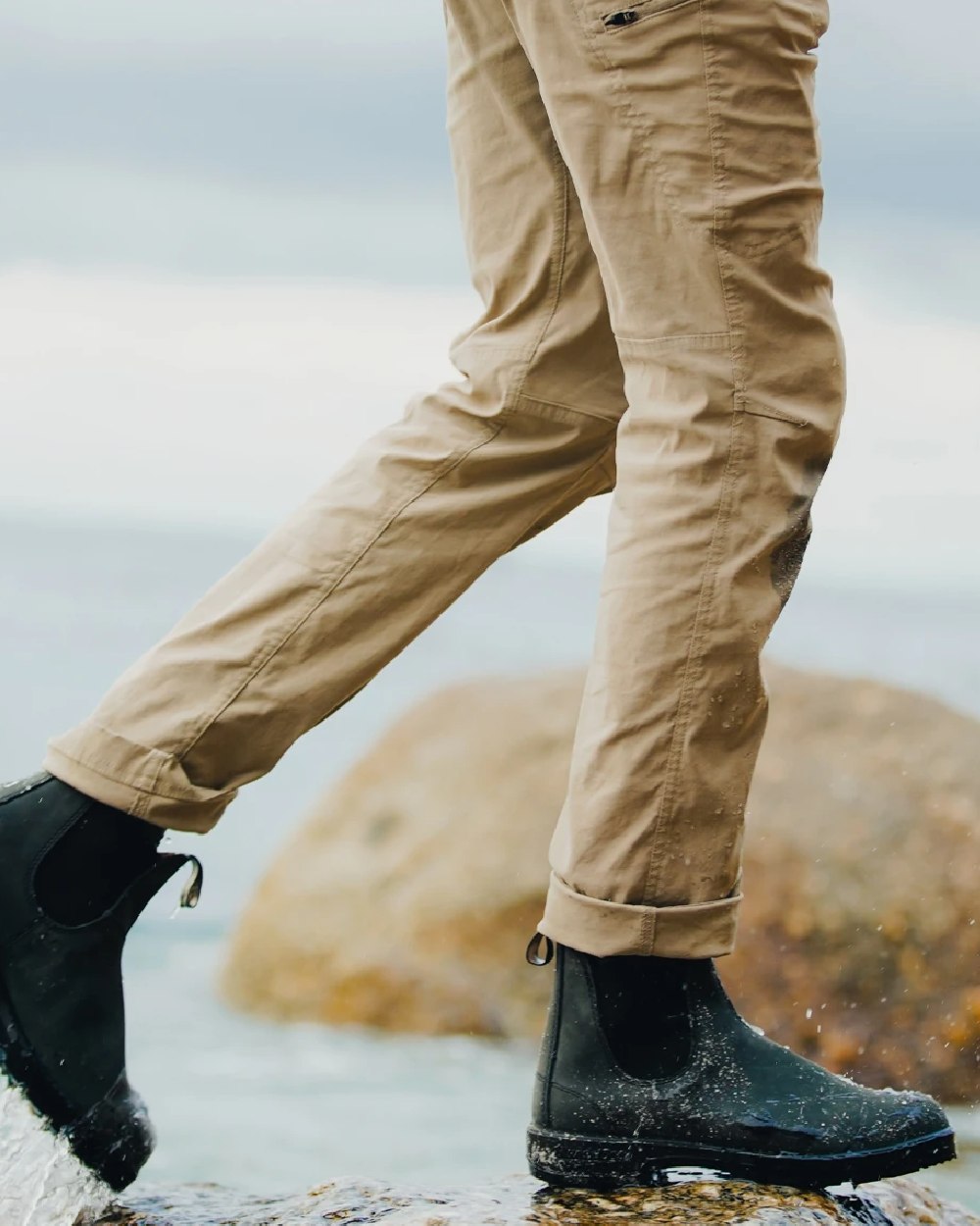 Rustic Black coloured Blundstone 587 Rustic Black Leather Boots on water background #colour_rustic-black