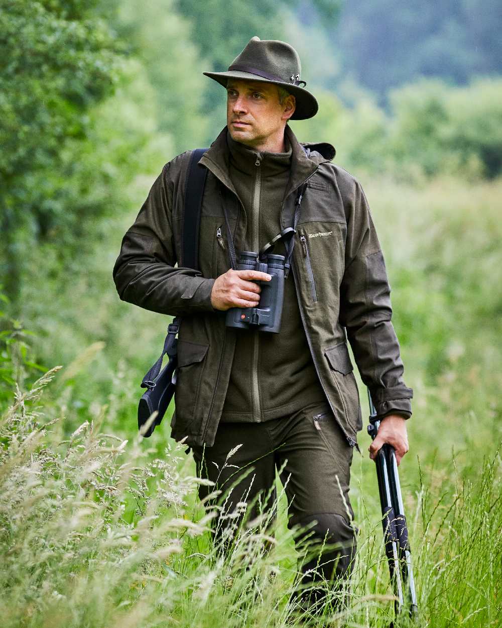 Beluga coloured Deerhunter Chasse Fleece Jacket on grassy background #colour_beluga