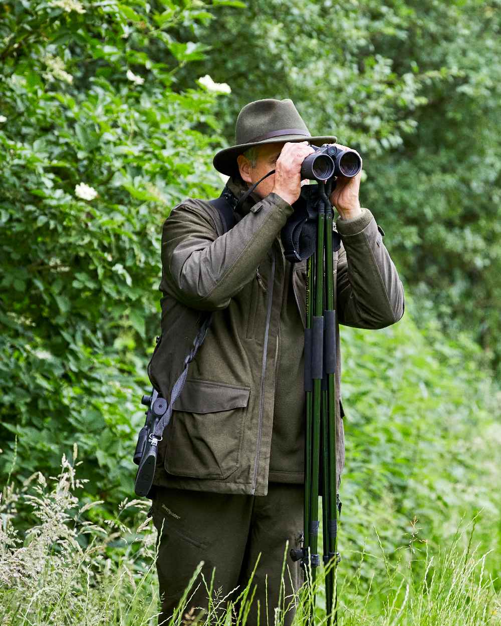 Beluga coloured Deerhunter Chasse Fleece Jacket on grassy background #colour_beluga