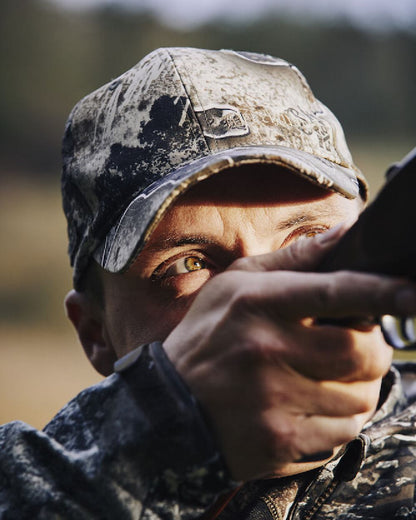 Realtree Excape coloured Deerhunter Excape Light Cap on blurry background #colour_realtree-excape
