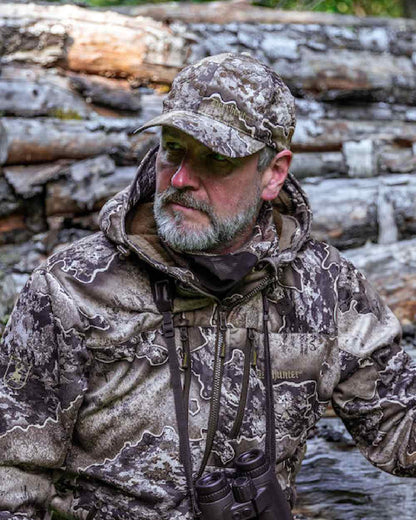 Realtree Excape coloured Deerhunter Excape Light Cap on wood background #colour_realtree-excape
