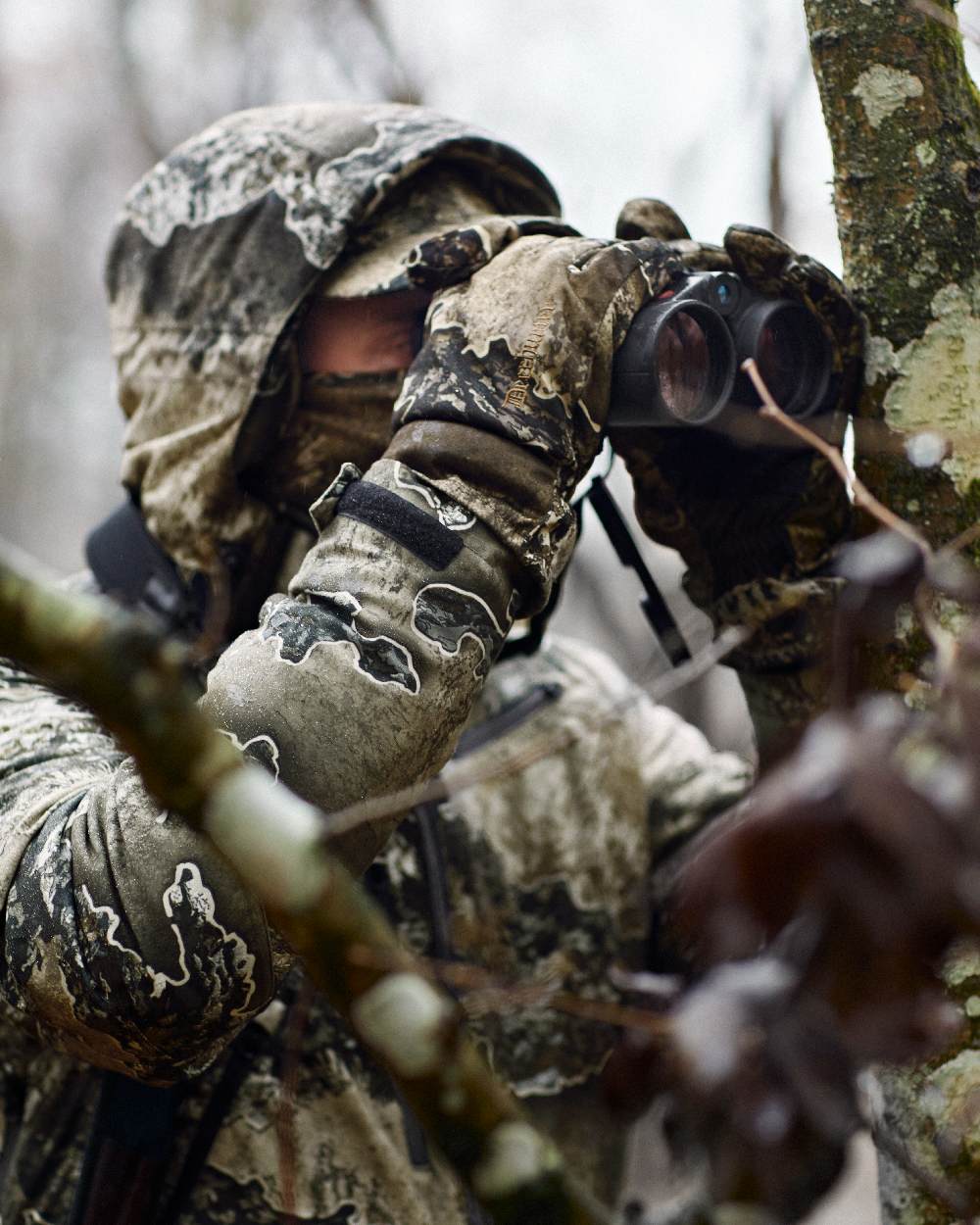 Realtree Excape coloured Deerhunter Excape Winter Waterproof Jacket on forest background #colour_realtree-excape