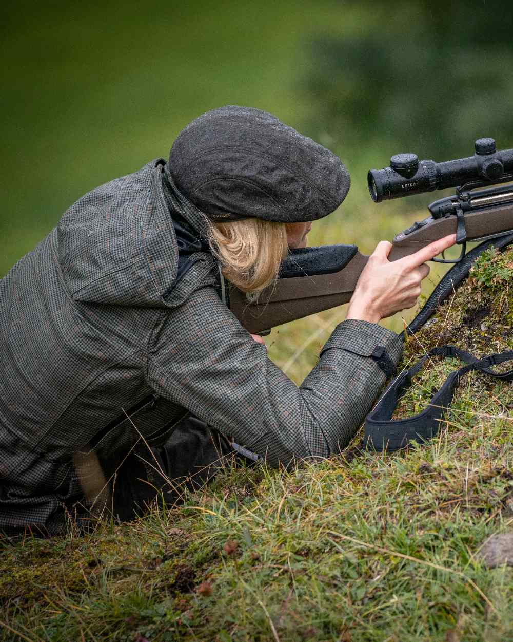 Elmwood coloured Deerhunter Flat Cap on grassy background #colour_elmwood
