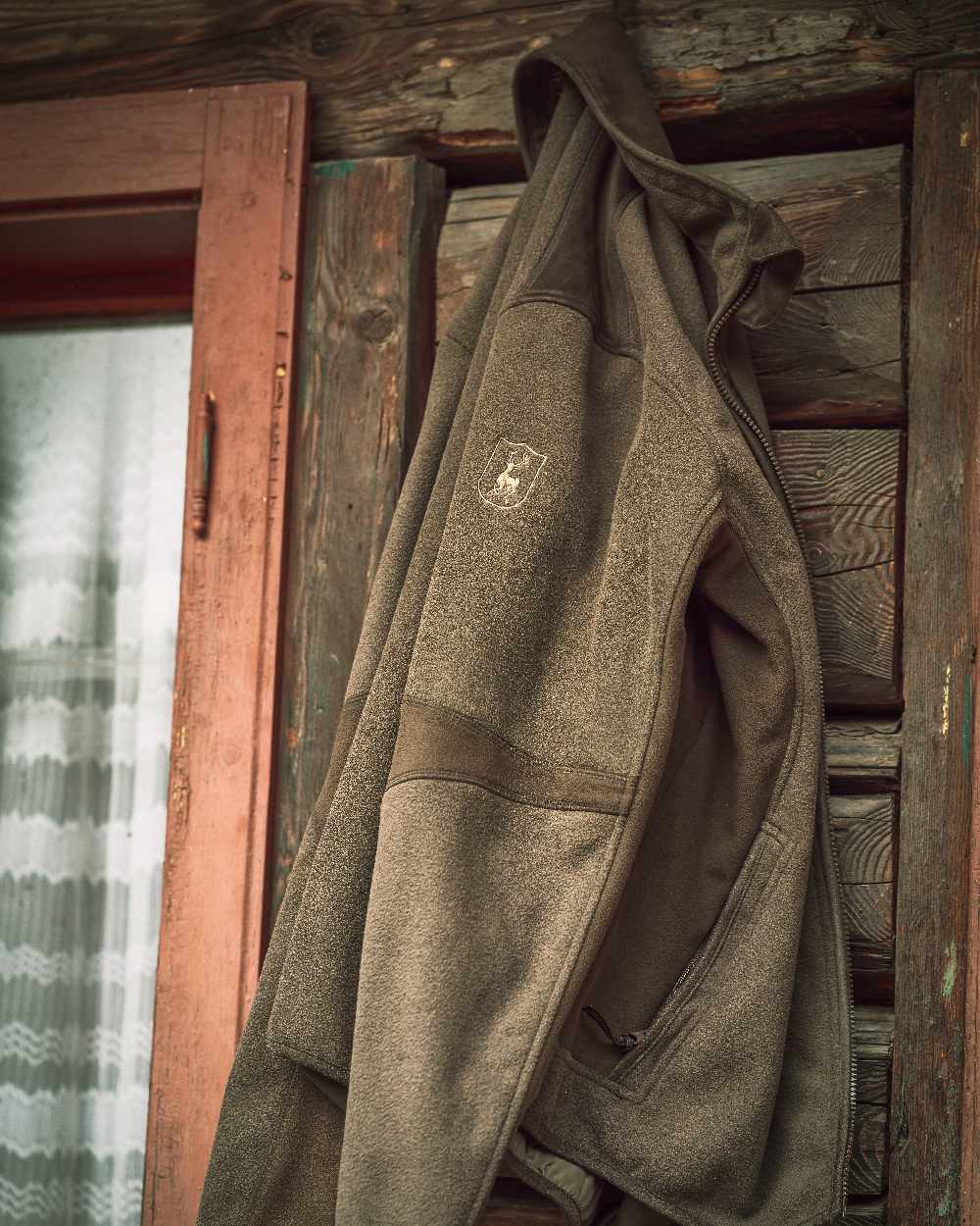Graphite Green coloured Deerhunter Gamekeeper Bonded Fleece Jacket on wooden background #colour_graphite-green