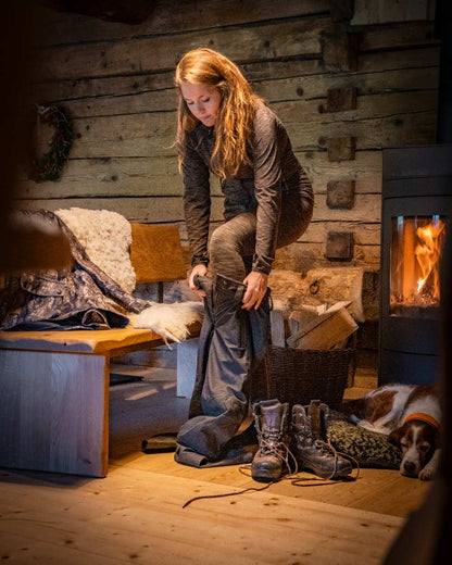 Brown Melange coloured Deerhunter Lady Insulated Leggings on wooden house background #colour_brown-melange
