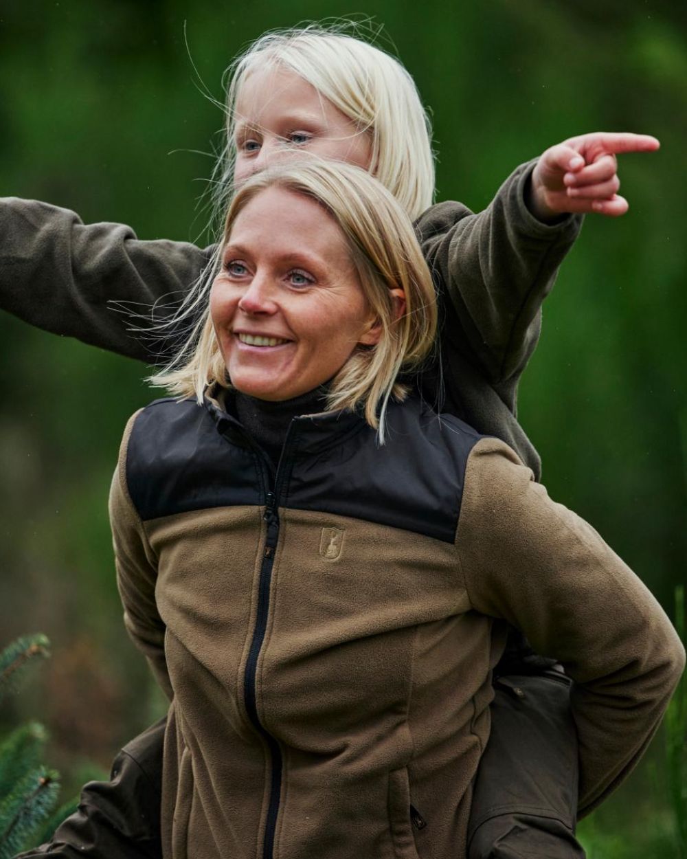 Hickory coloured Deerhunter Lady Northward Fleece Jacket on blurry background #colour_hickory
