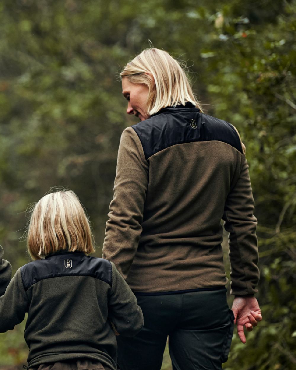 Hickory coloured Deerhunter Lady Northward Fleece Jacket on forest background #colour_hickory