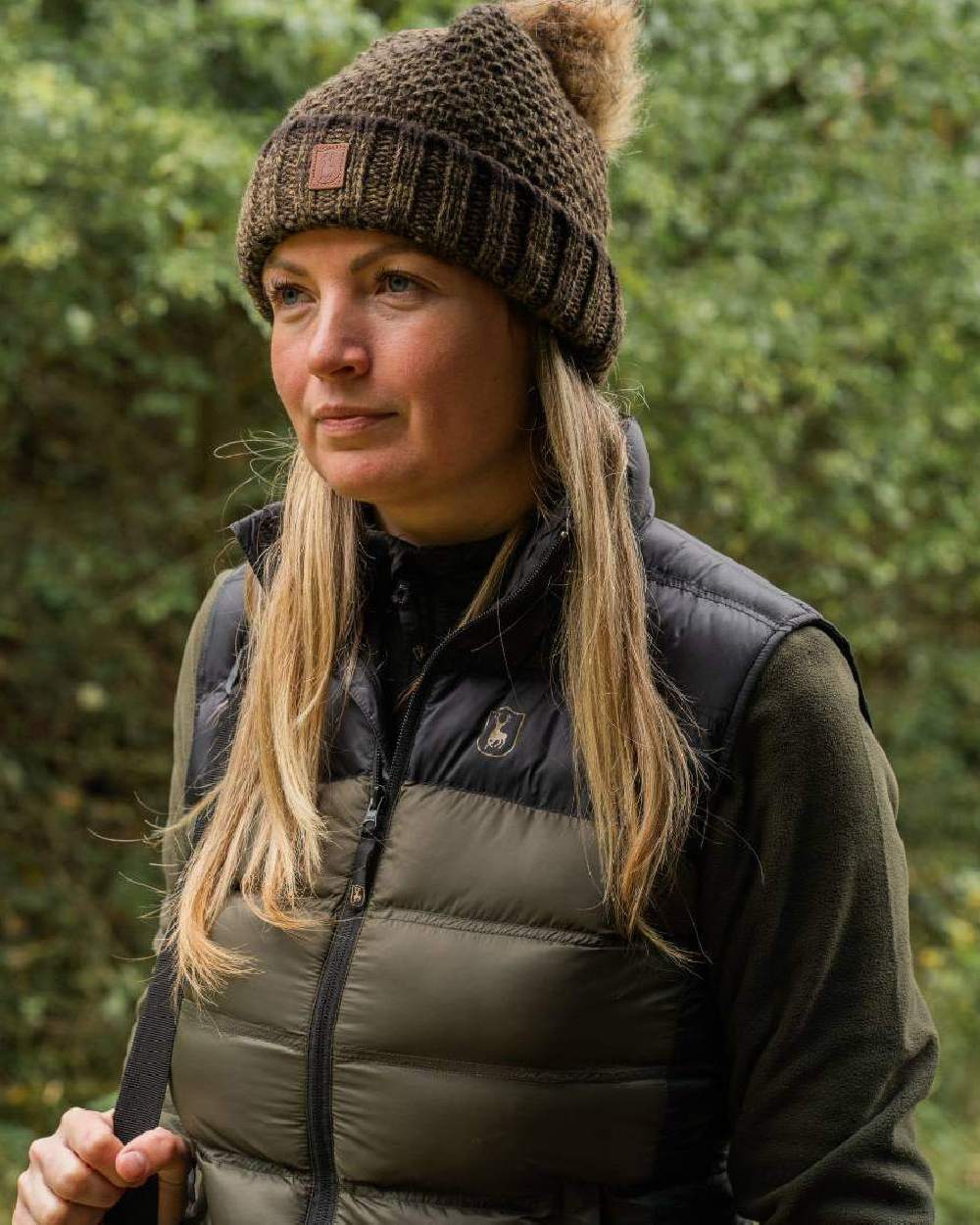 Rifle Green coloured Deerhunter Lady Northward Fleece Jacket on blurry Background #colour_rifle-green