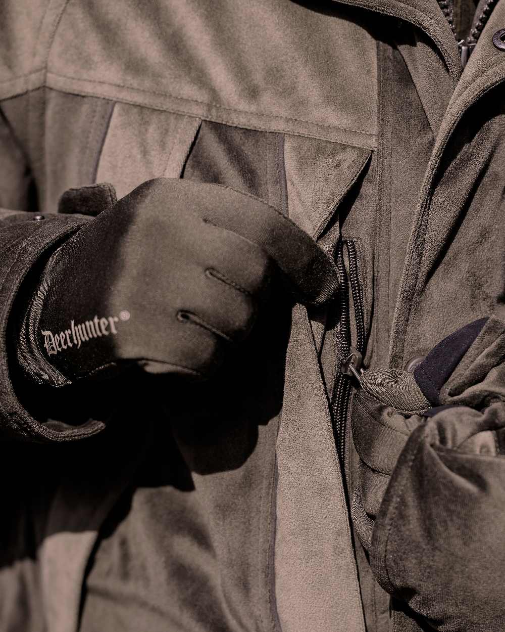 Peat coloured Deerhunter Rusky Silent Gloves on blurry background #colour_peat