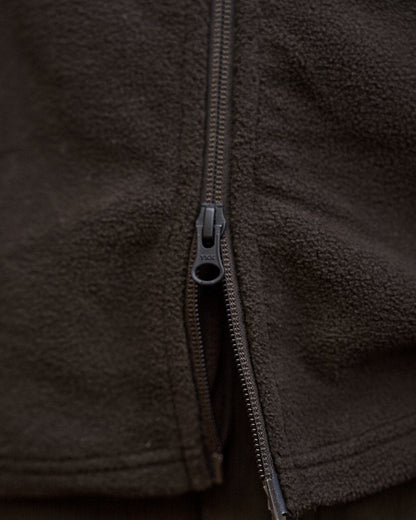 Shadow Brown Coloured Harkila Aspire Fleece Waistcoat on outdoor background #colour_shadow-brown