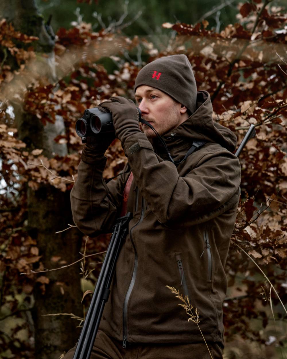 Shadow Brown Red Coloured Harkila Aspire Reversible Beanie on outdoor background #colour_shadow-brown-red