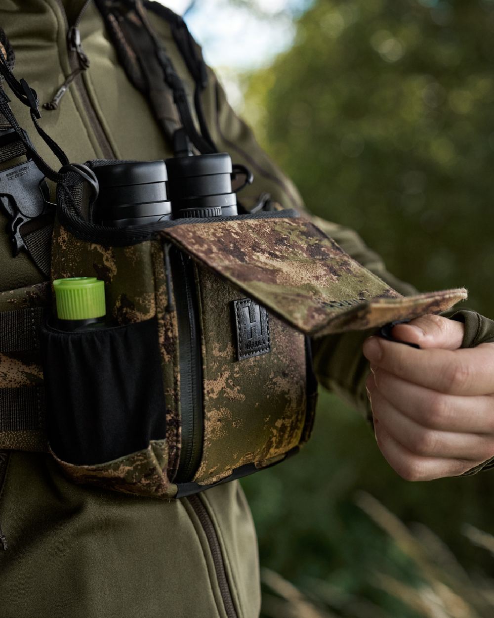 AXIS MSP Forest Coloured Harkila Bino Harness on outdoor background #colour_axis-msp-forest