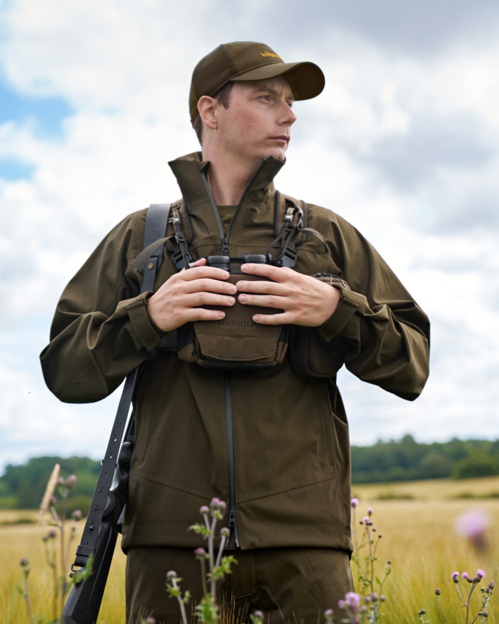 Dark Willow Green coloured Harkila Bino Harness on field background #colour_dark-willow-green