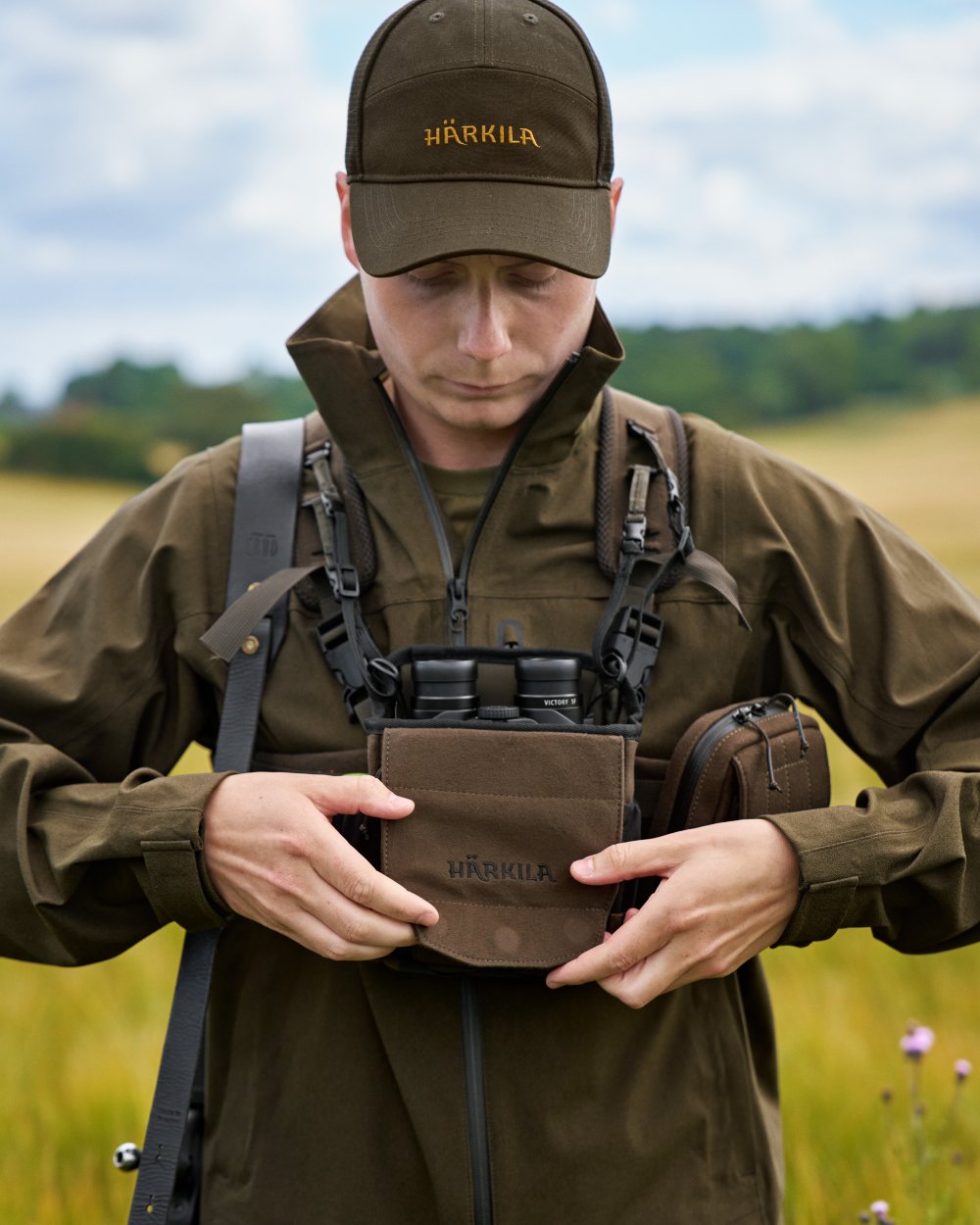 Dark Willow Green coloured Harkila Bino Harness on field background #colour_dark-willow-green