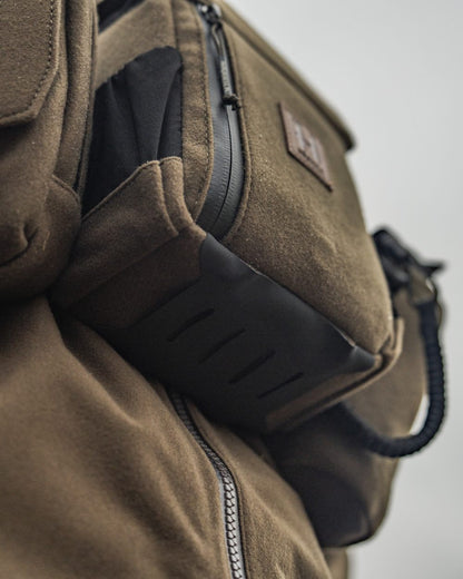 Dark Willow Green coloured Harkila Bino Harness on field background #colour_dark-willow-green