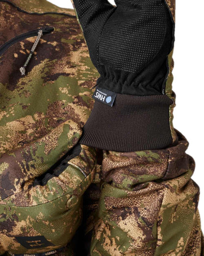 AXIS Forest Harkila Deer Stalker Camo HWS Gloves on white background #colour_axis-forest