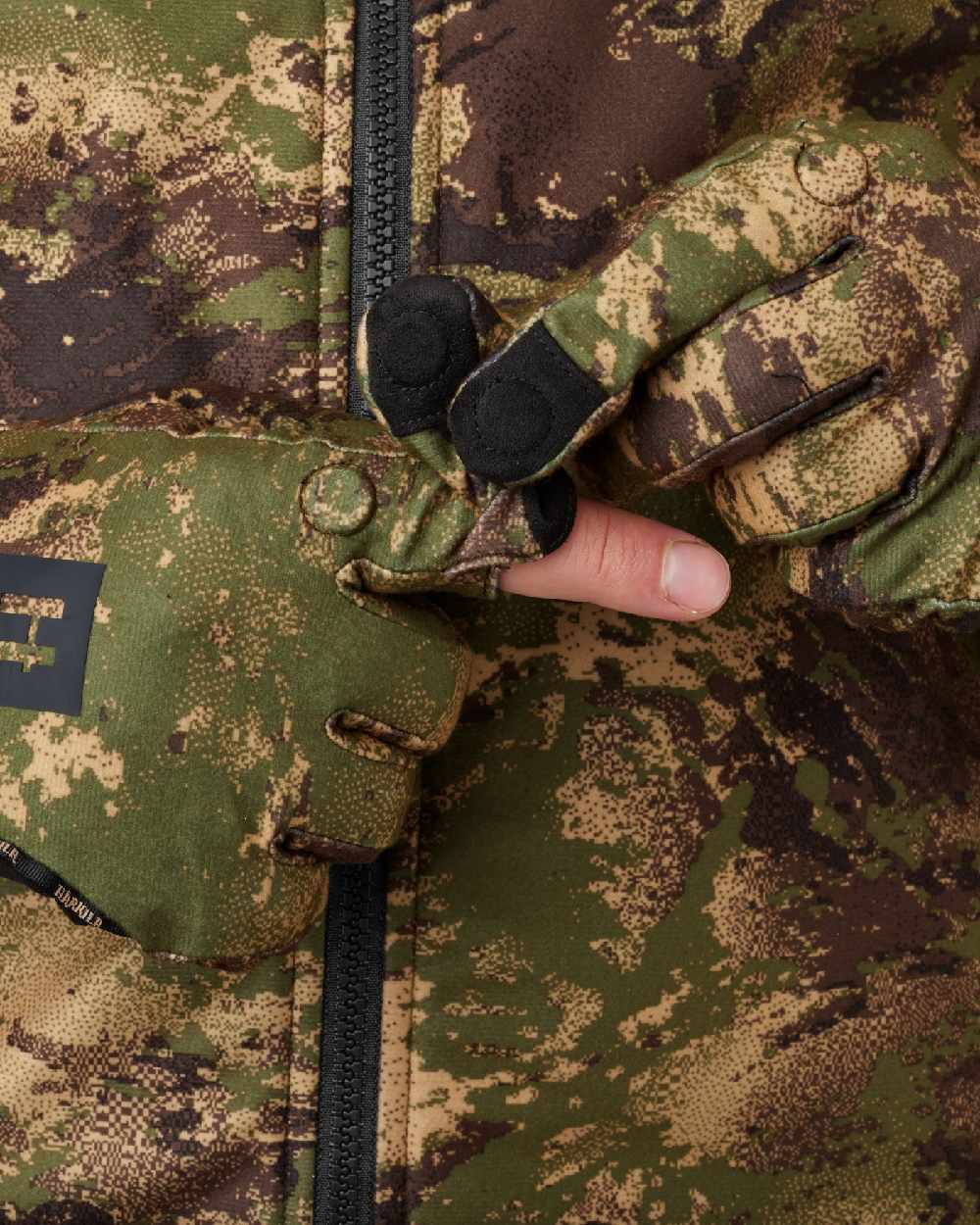 AXIS Forest Harkila Deer Stalker Camo HWS Gloves on white background #colour_axis-forest