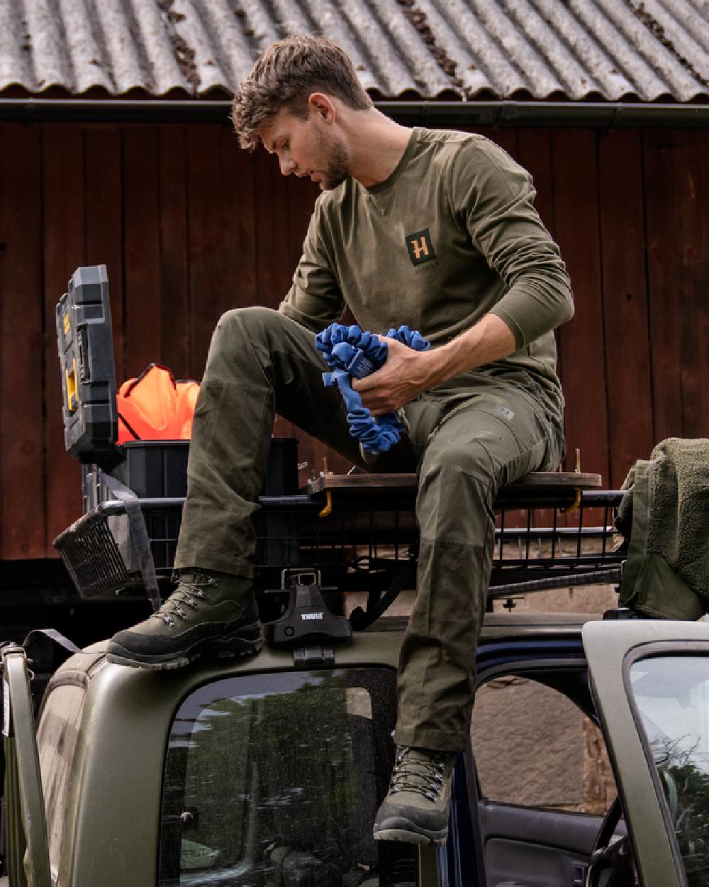 Forest Night Rosin Coloured Harkila Fjell Trousers on outdoor background #colour_forest-night-rosin
