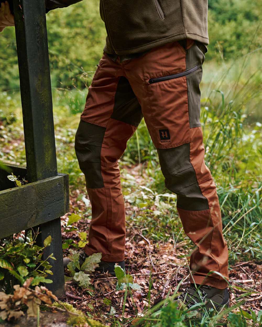 Shadow Brown Arabian Spice Coloured Harkila Fjell Trousers on forest background #colour_shadow-brown-arabian-spice