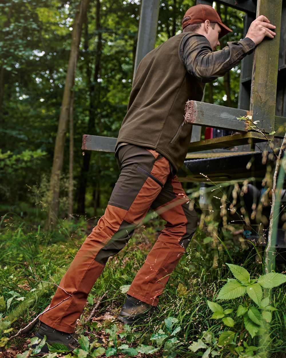 Shadow Brown Arabian Spice Coloured Harkila Fjell Trousers on forest background #colour_shadow-brown-arabian-spice