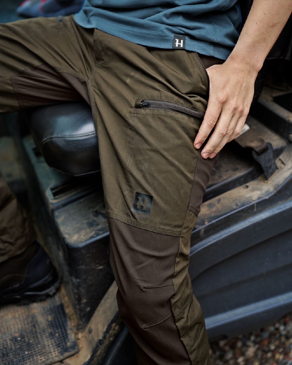 Willow Green Shadow Brown Coloured Harkila Fjell Trousers on outdoor background #colour_willow-green-shadow-brown