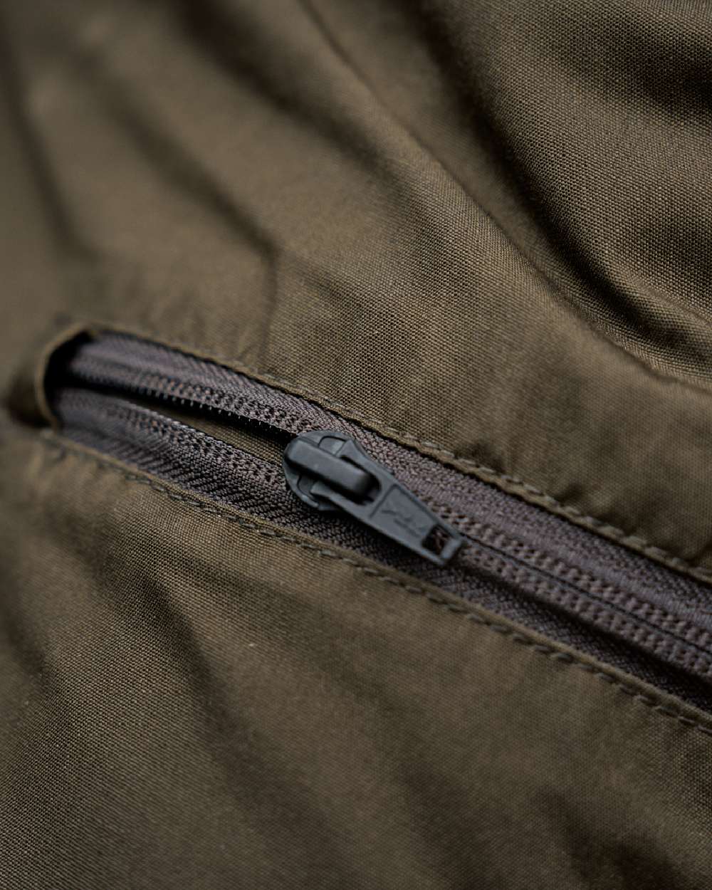 Willow Green Shadow Brown Coloured Harkila Fjell Trousers on blurry background #colour_willow-green-shadow-brown