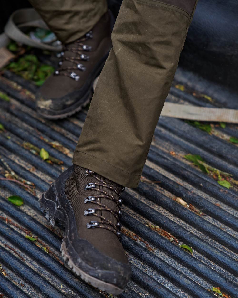 Willow Green Shadow Brown Coloured Harkila Fjell Trousers on outdoor background #colour_willow-green-shadow-brown