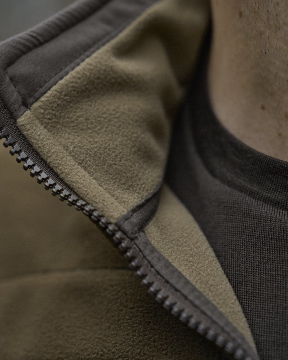 Dark Antique Bronze Willow Green Coloured Harkila Kamko Fleece on outdoor background #colour_dark-antique-bronze-willow-green