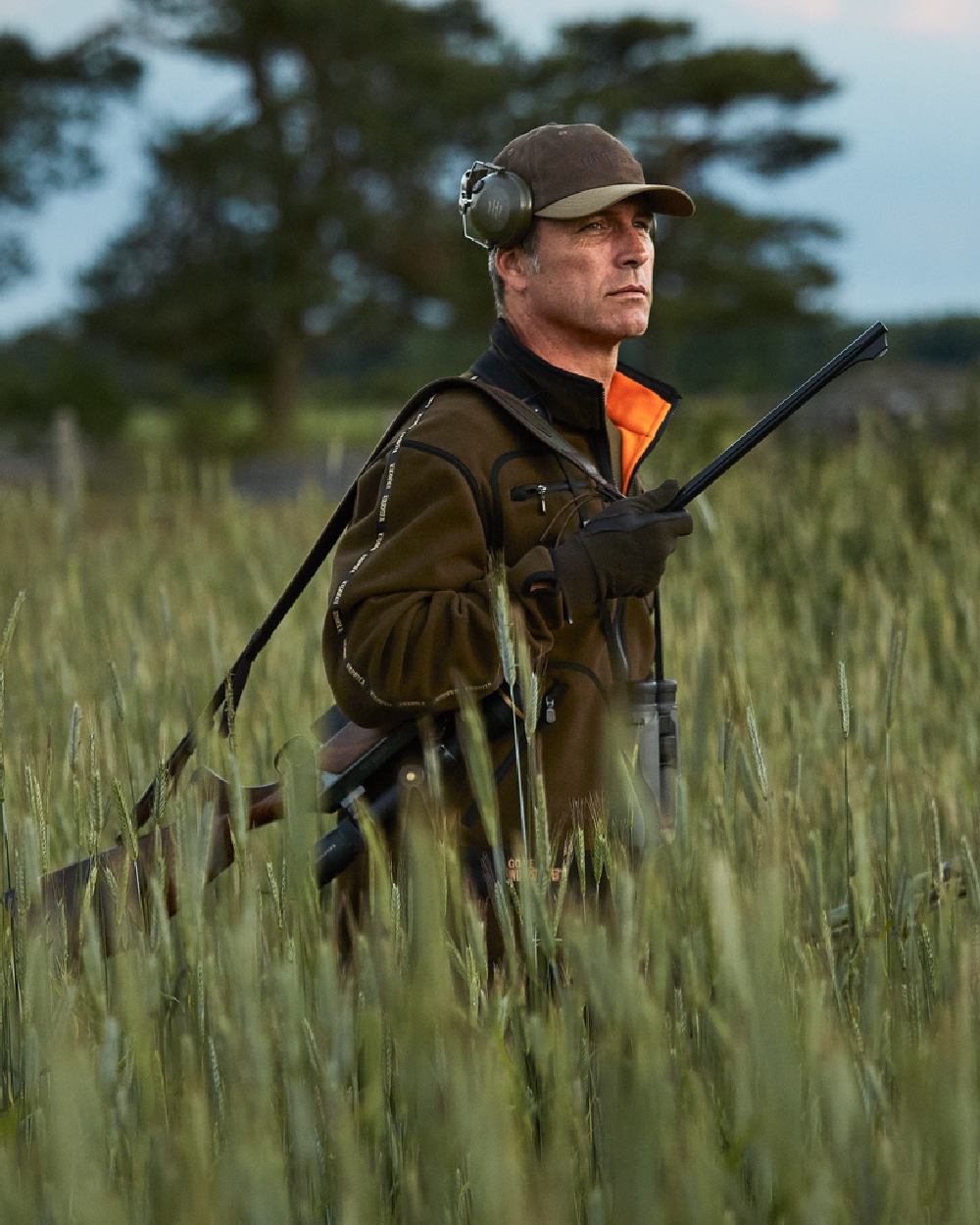 Hunting Green Orange Blaze Coloured Harkila Kamko Fleece on outdoor background #colour_hunting-green-orange-blaze