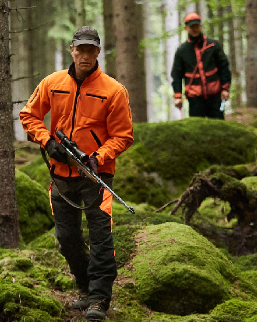 Hunting Green Orange Blaze Coloured Harkila Kamko Fleece on outdoor background #colour_hunting-green-orange-blaze