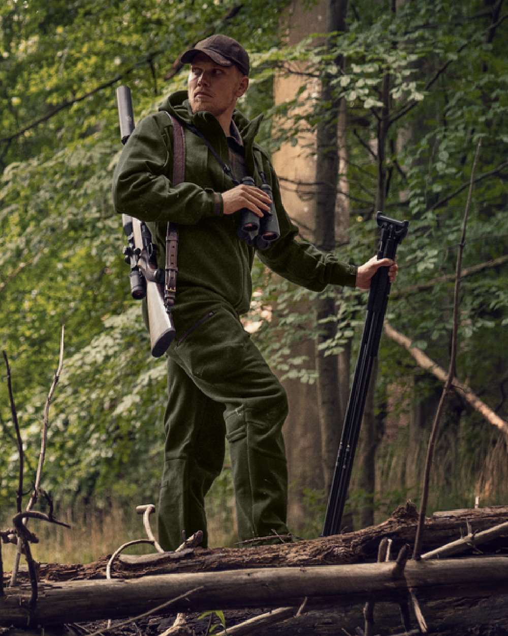 Willow Green Coloured Harkila Metso Hybrid Jacket on forest background #colour_willow-green