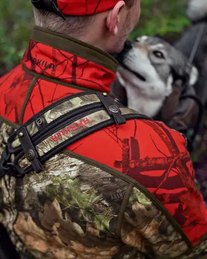 Mossy Oak Break-up Country Coloured Harkila Moose Hunter 2.0 Rifle Sling on blurry background #colour_mossy-oak-break-up-country
