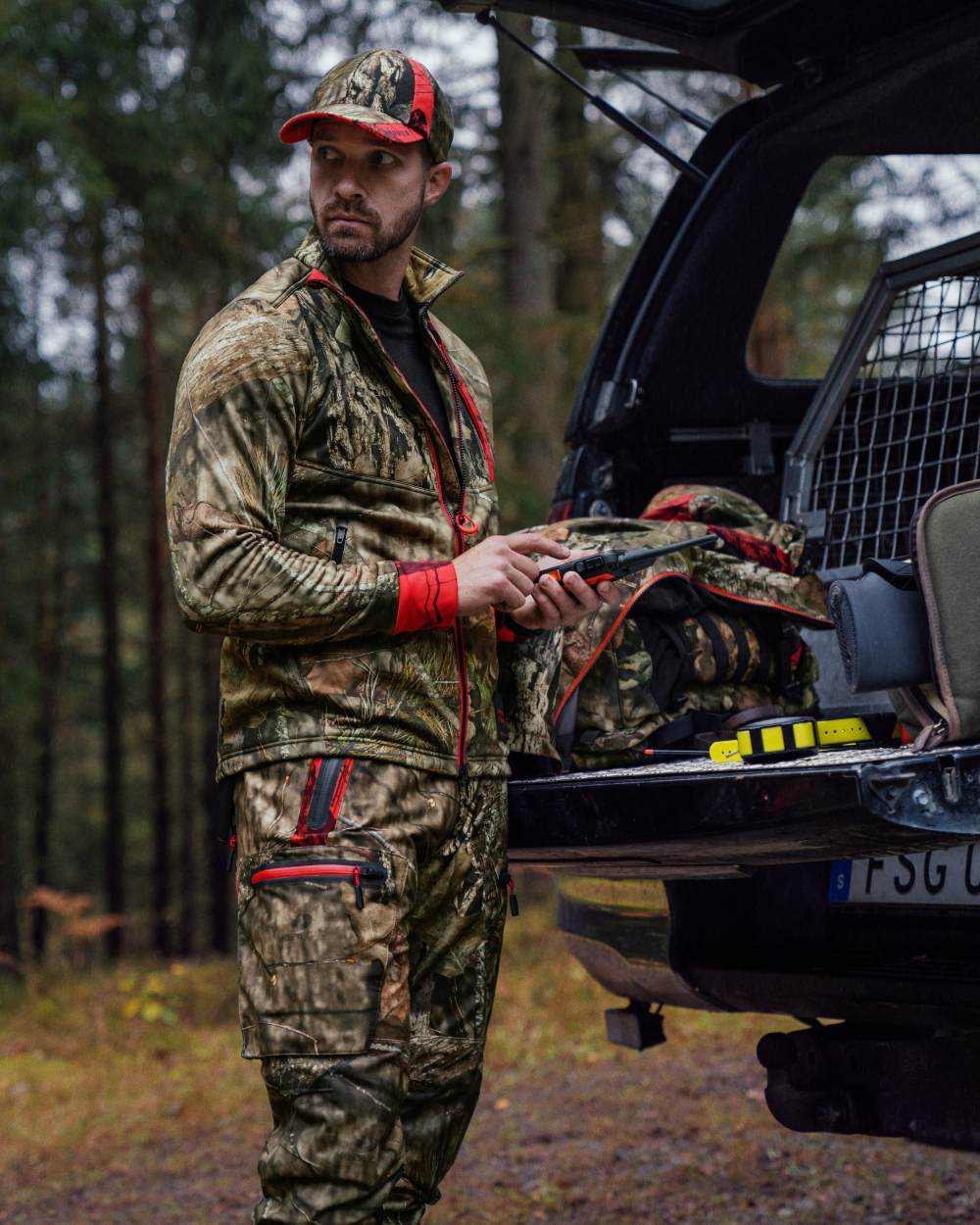 Mossy Oak Break-Up Country Coloured Harkila Moose Hunter 2.0 Fleece Jacket on forest background #colour_mossy-oak-break-up-country