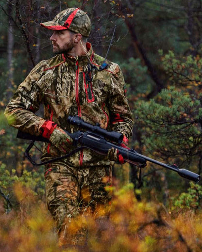 Mossy Oak Break-Up Country Mossy Oak Red Coloured Harkila Moose Hunter 2.0 WSP Jacket on forest background #colour_mossy-oak-break-up-country-mossy-oak-red