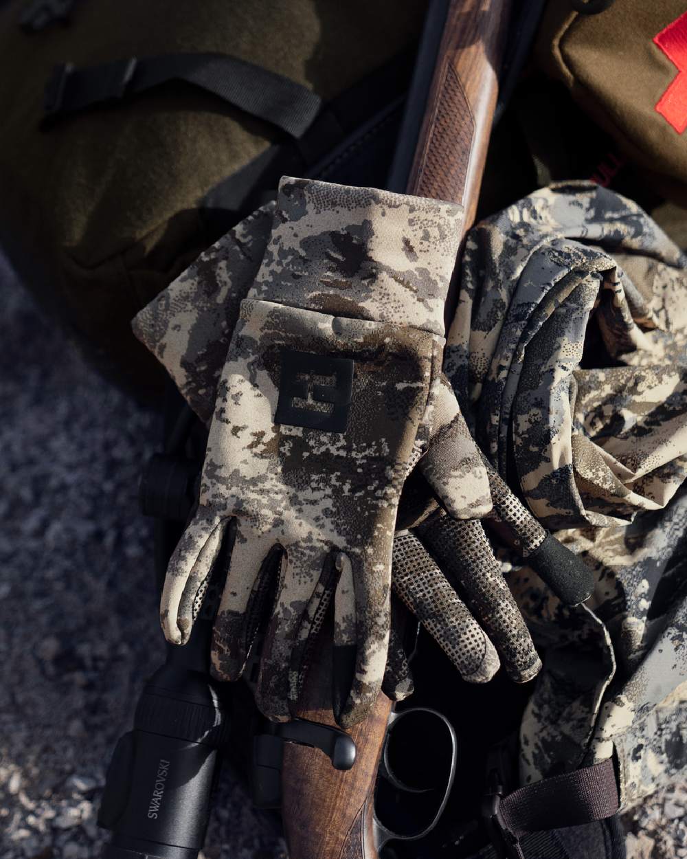 AXIS Mountain Coloured Harkila Mountain Hunter Expedition Fleece Gloves on blurry background #colour_axis-mountain