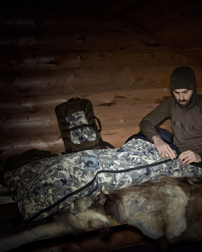 Axis MSP Mountain Coloured Harkila One Camo HSP Sleeping Bag on indoor background #colour_axis-msp-mountain